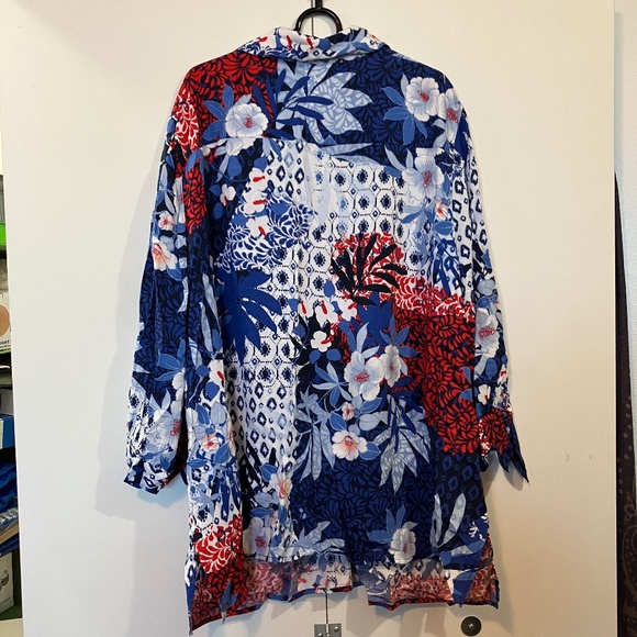 💲⬇️ Ruby Rd. Woman Floral Button-Down Blouse - Picture 5 of 7